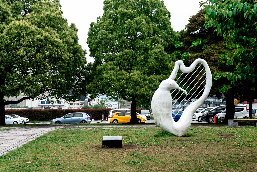 once, i saw a harp bird sculpture thingamajig